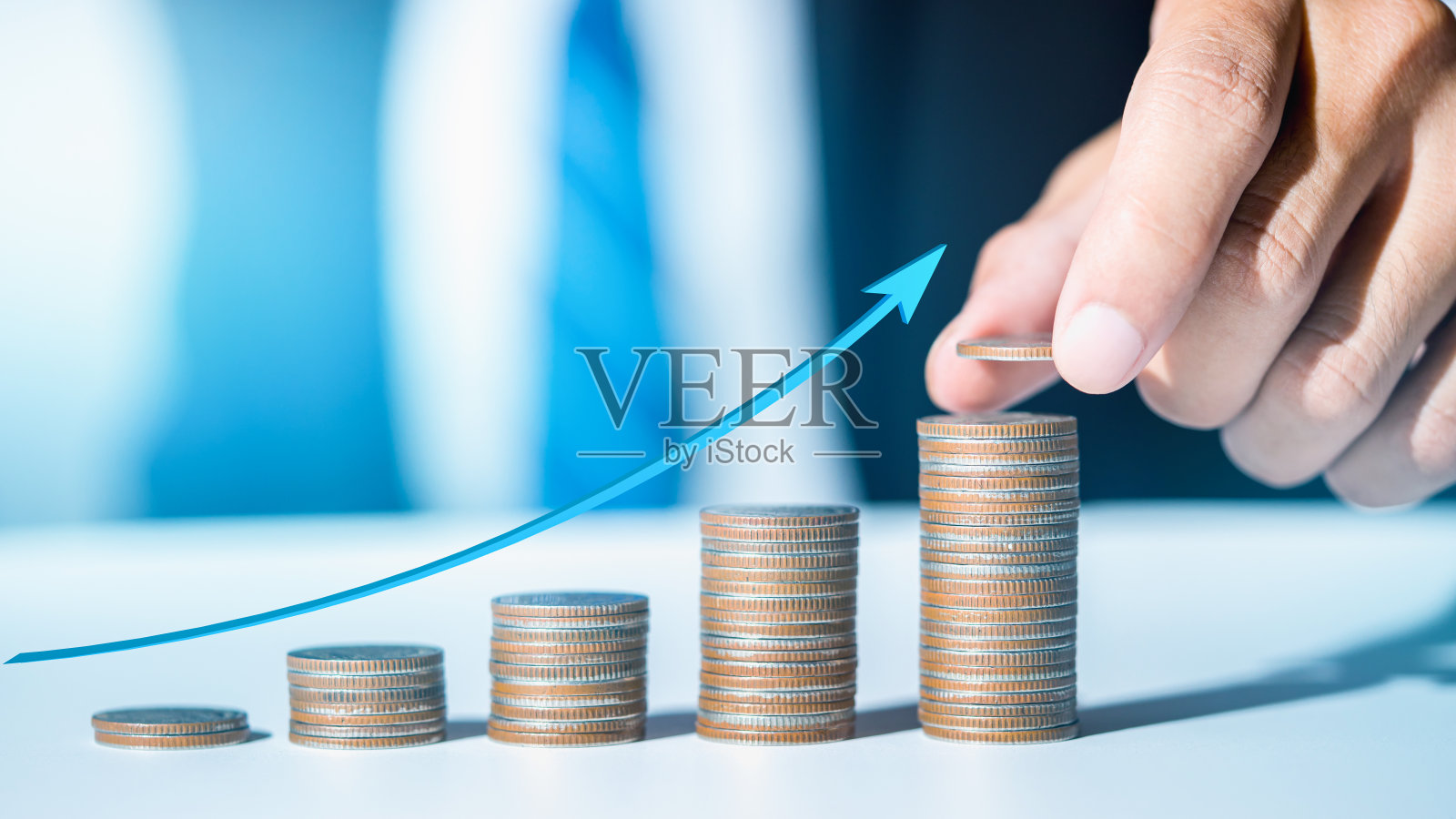 手放金币的男堆叠，财务和业务增长的概念。照片摄影图片