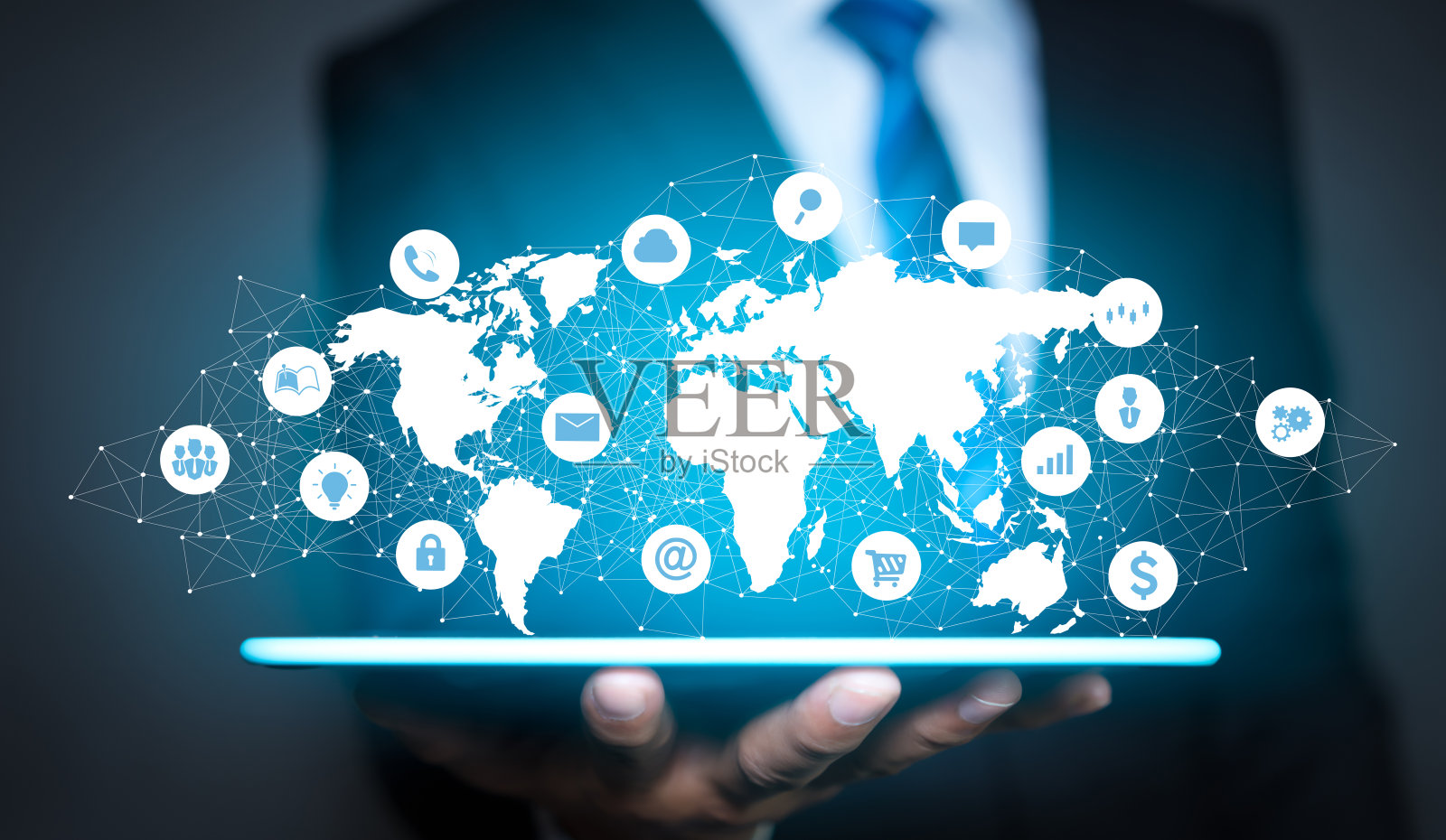 手持平板电脑的商人。物联网概念。物联网通过通信网络服务。照片摄影图片