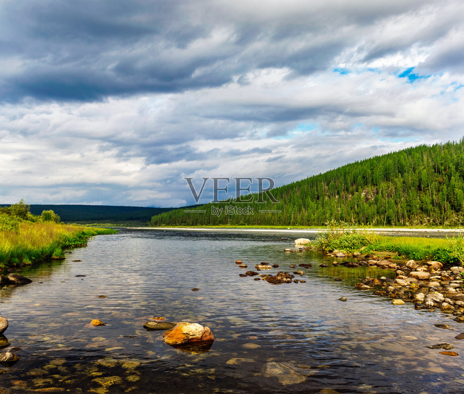 美丽的北部河流，在亚热带乌拉尔森林地区的一个夏天照片摄影图片