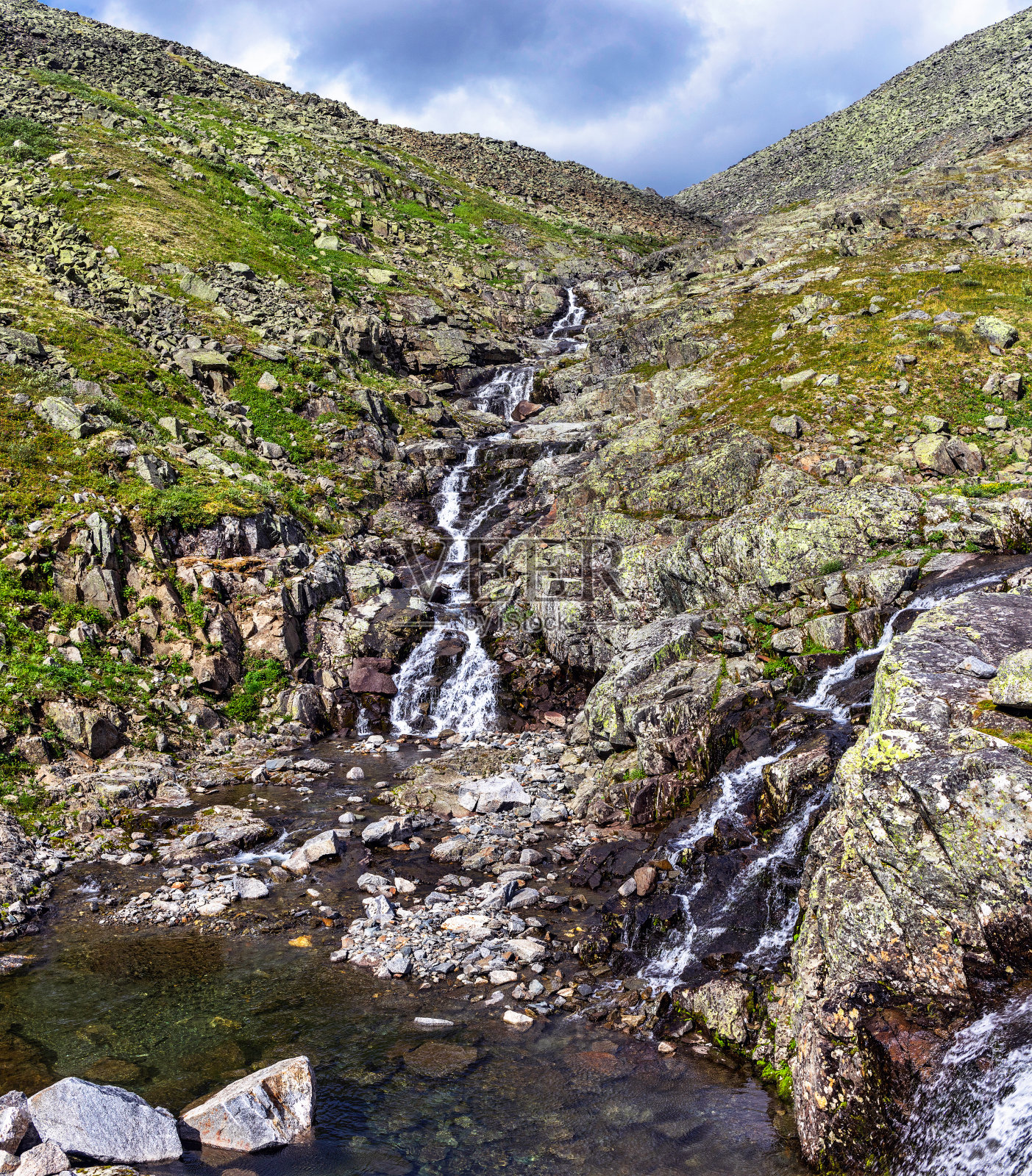寒流从亚极地乌拉尔山脉的岩石上流过照片摄影图片