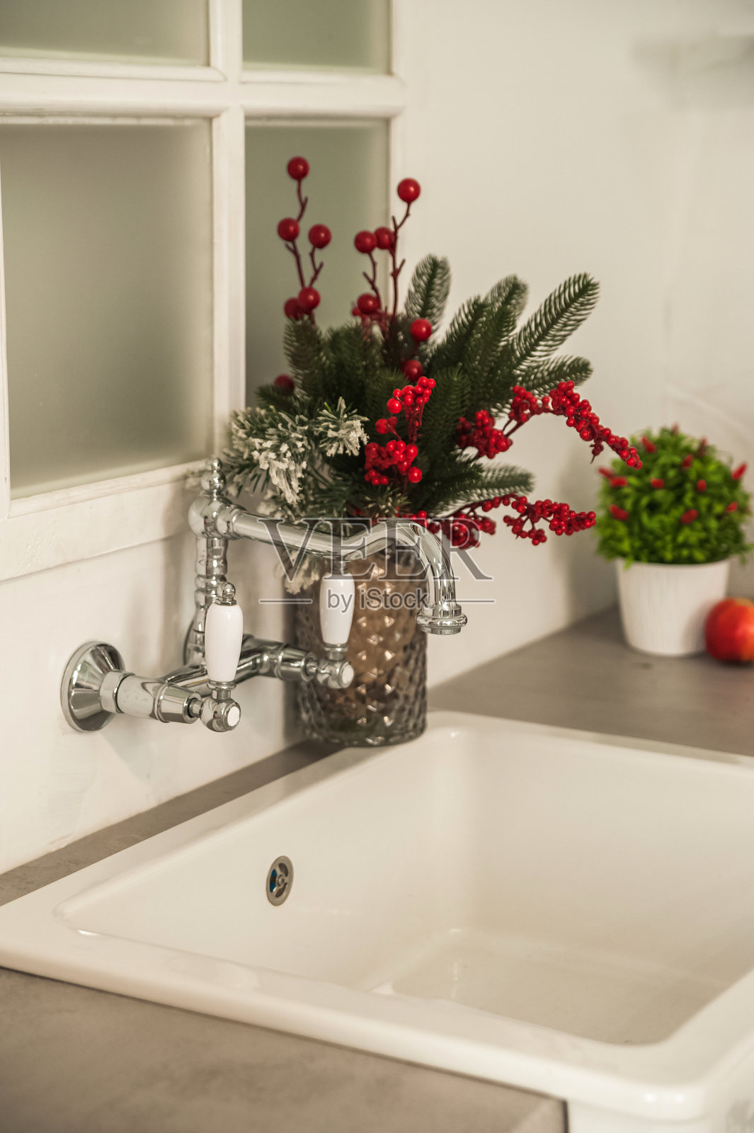 北欧风格的现代厨房新年装饰。白光质朴的厨房特写和复制空间。Hygge厨房细节新年概念。白灰厨房组织。纯净的水照片摄影图片