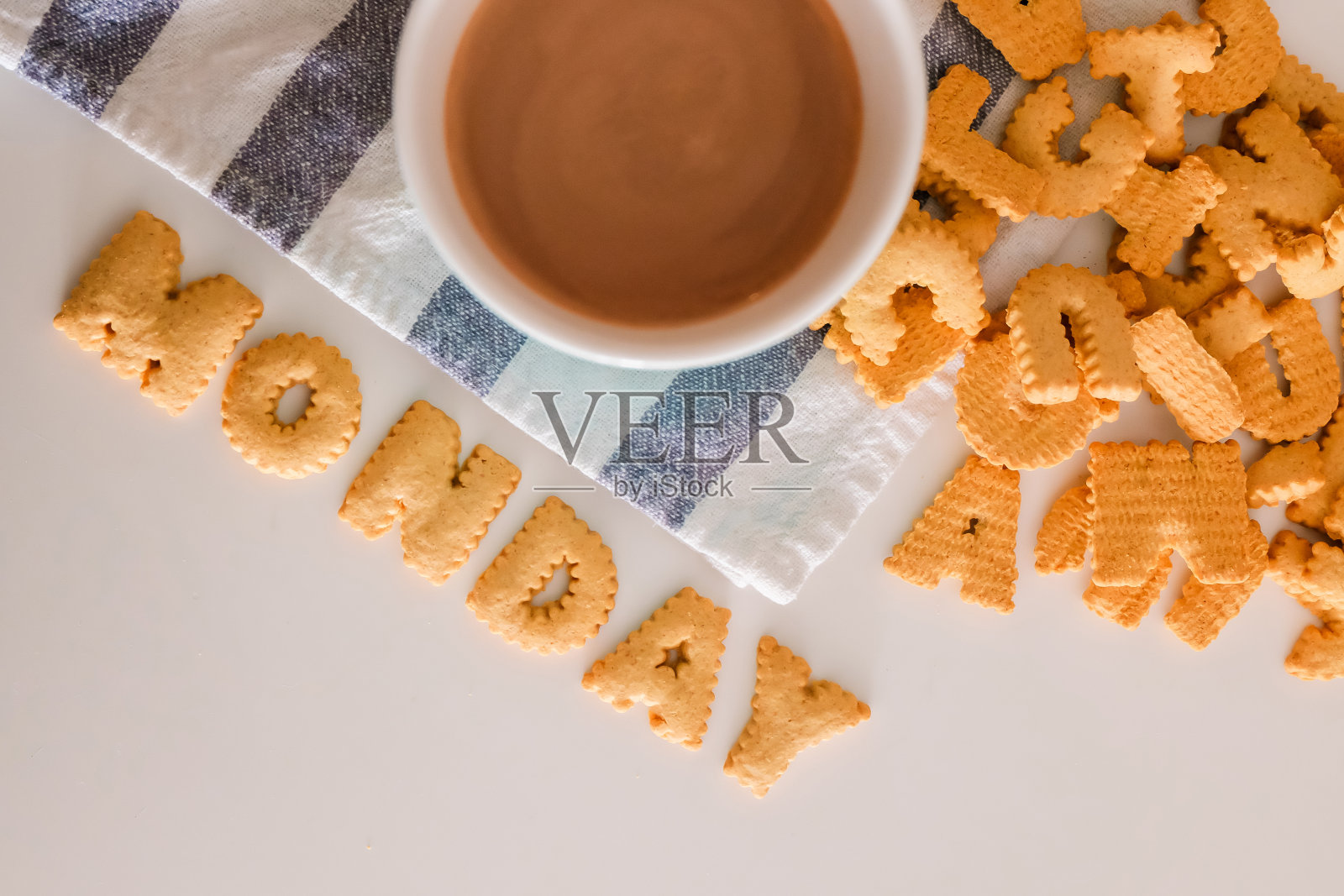 星期一。用字母形状的饼干写的信息照片摄影图片