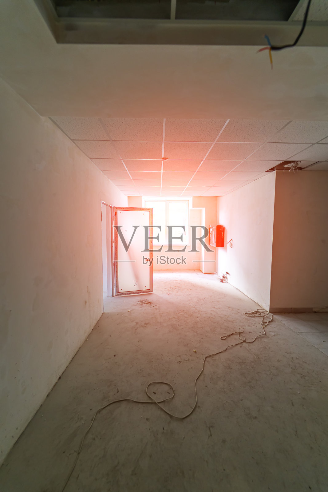 建筑改造工作流程。公寓处于建设、改造、翻新、扩建、修复阶段。照片摄影图片