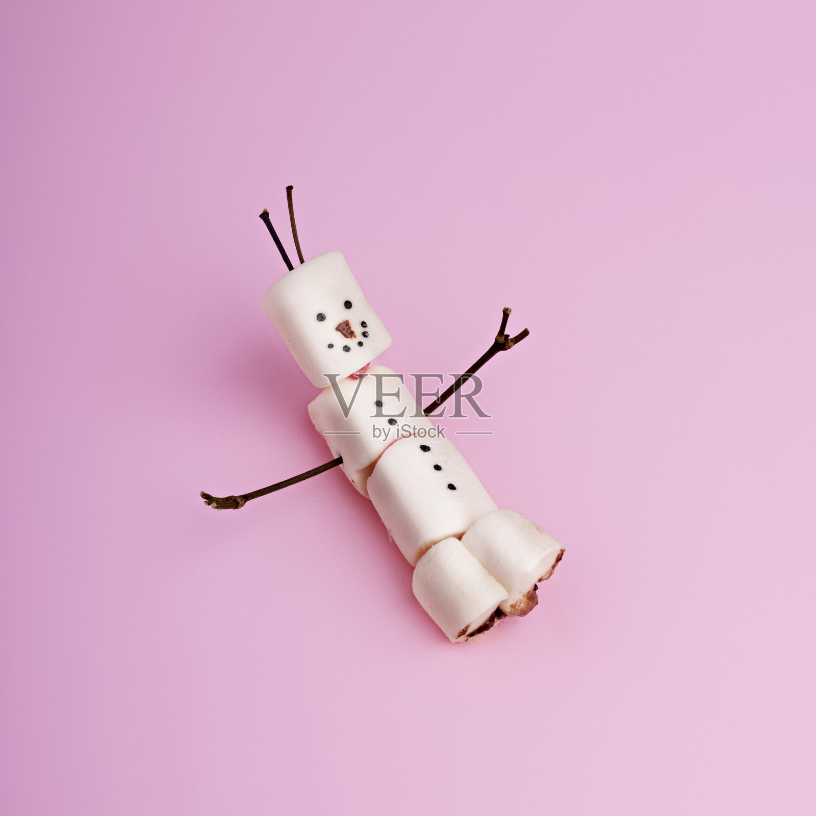 圣诞节的布局，用棉花糖雪人在粉红色的背景照片摄影图片