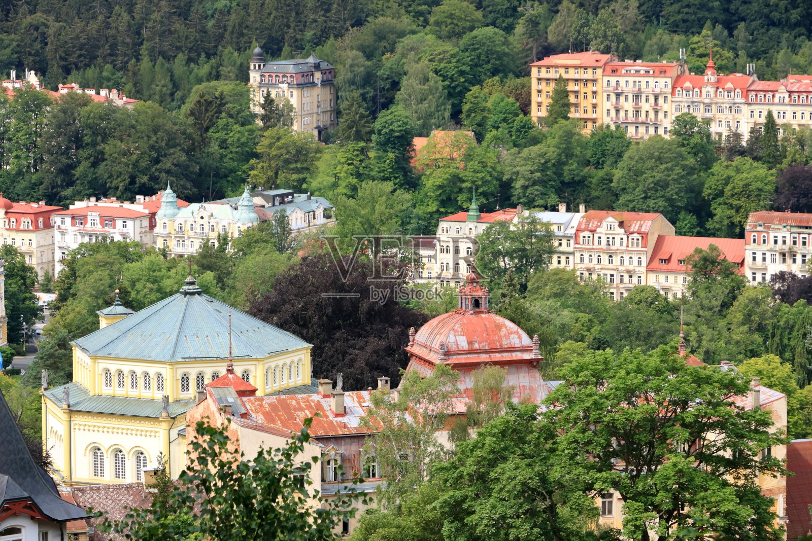 鸟瞰图，在捷克共和国，中欧著名的温泉镇照片摄影图片