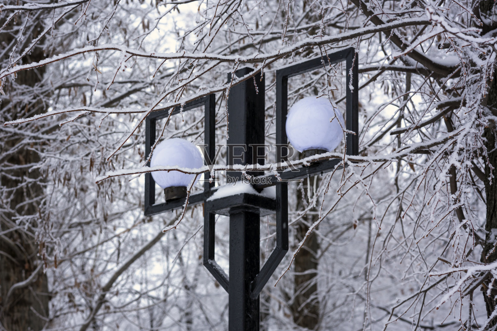 冬天街灯关闭。照片摄影图片