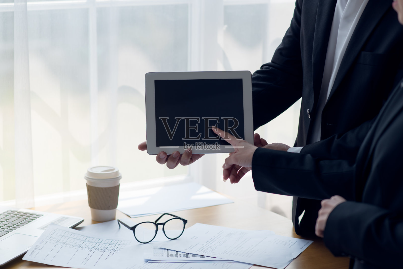 商务人士手握会议讨论商业计划，合作的力量，商业团队的概念照片摄影图片