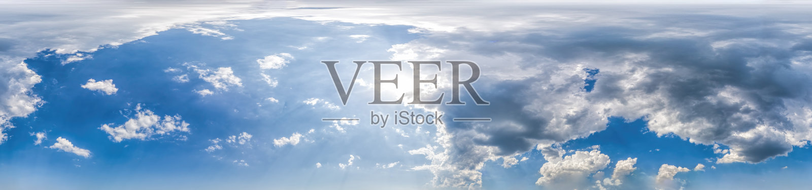 无缝的天空全景图与轻云在球形等矩形格式与完整的天顶用于3D图形，游戏和复合无人机作为天空圆顶360度全景图照片摄影图片