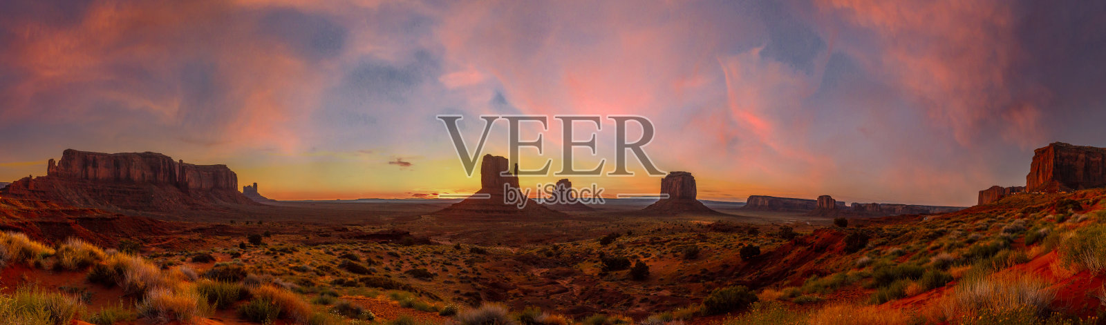 全景在纪念碑谷国家公园在橙色日出，犹他州。美国照片摄影图片