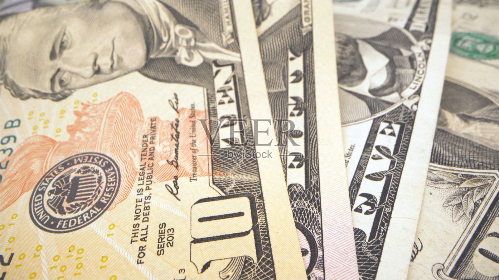 桌上放着一堆一百美元的钞票。桌上的美元照片摄影图片