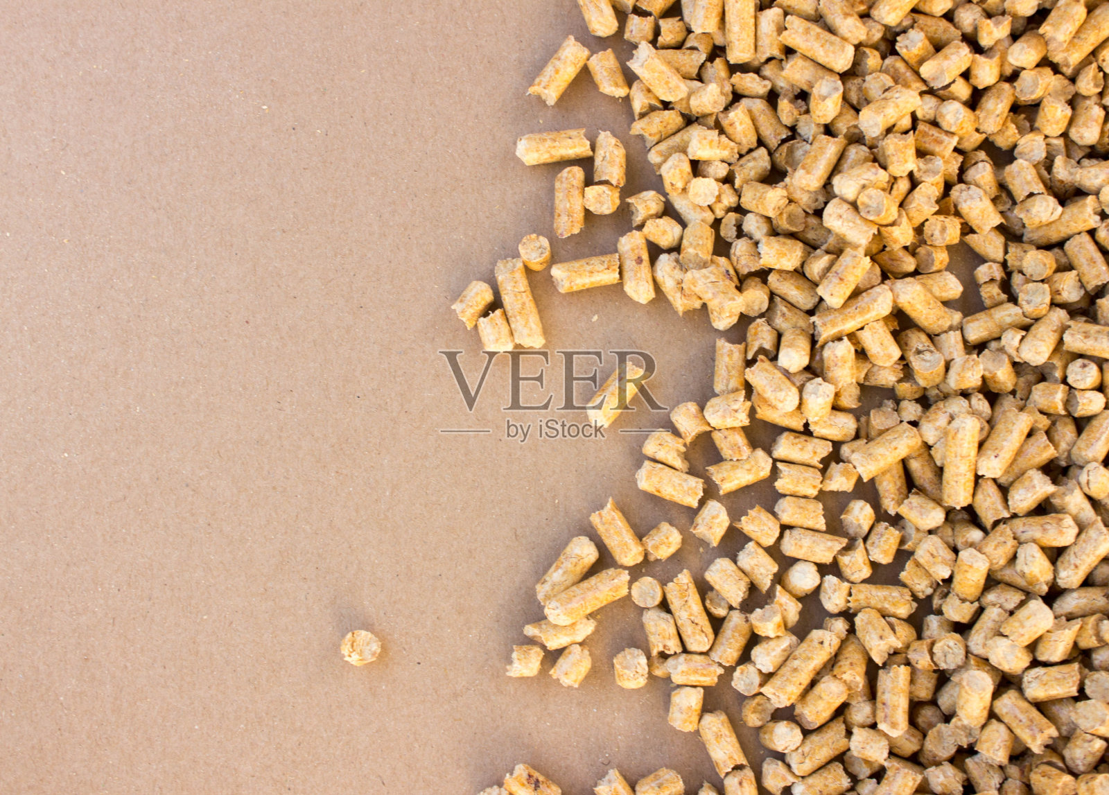 木质颗粒背景，图案。木屑颗粒在空白的棕色背景上，免费复制空间。平躺照片摄影图片