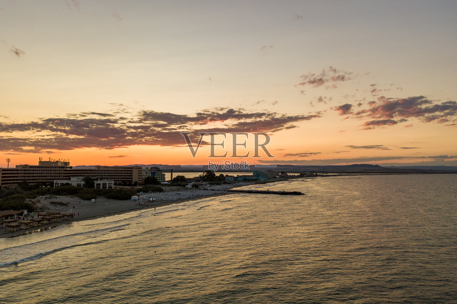 波莫瑞市鸟瞰图，位于黑海海岸。沙滩顶景，有许多酒店建筑和旅游基础设施。照片摄影图片
