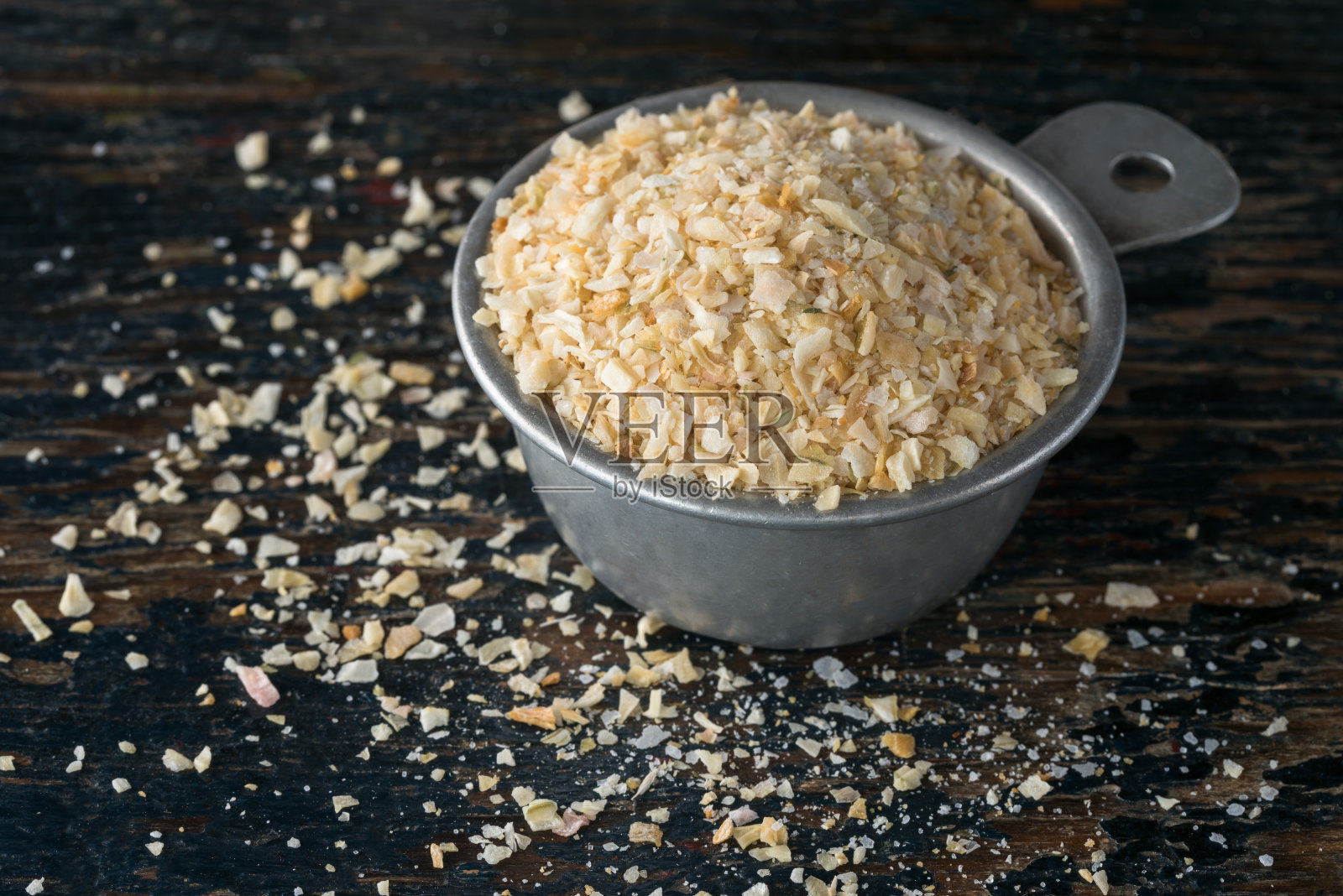 大蒜盐从量杯里洒出来照片摄影图片