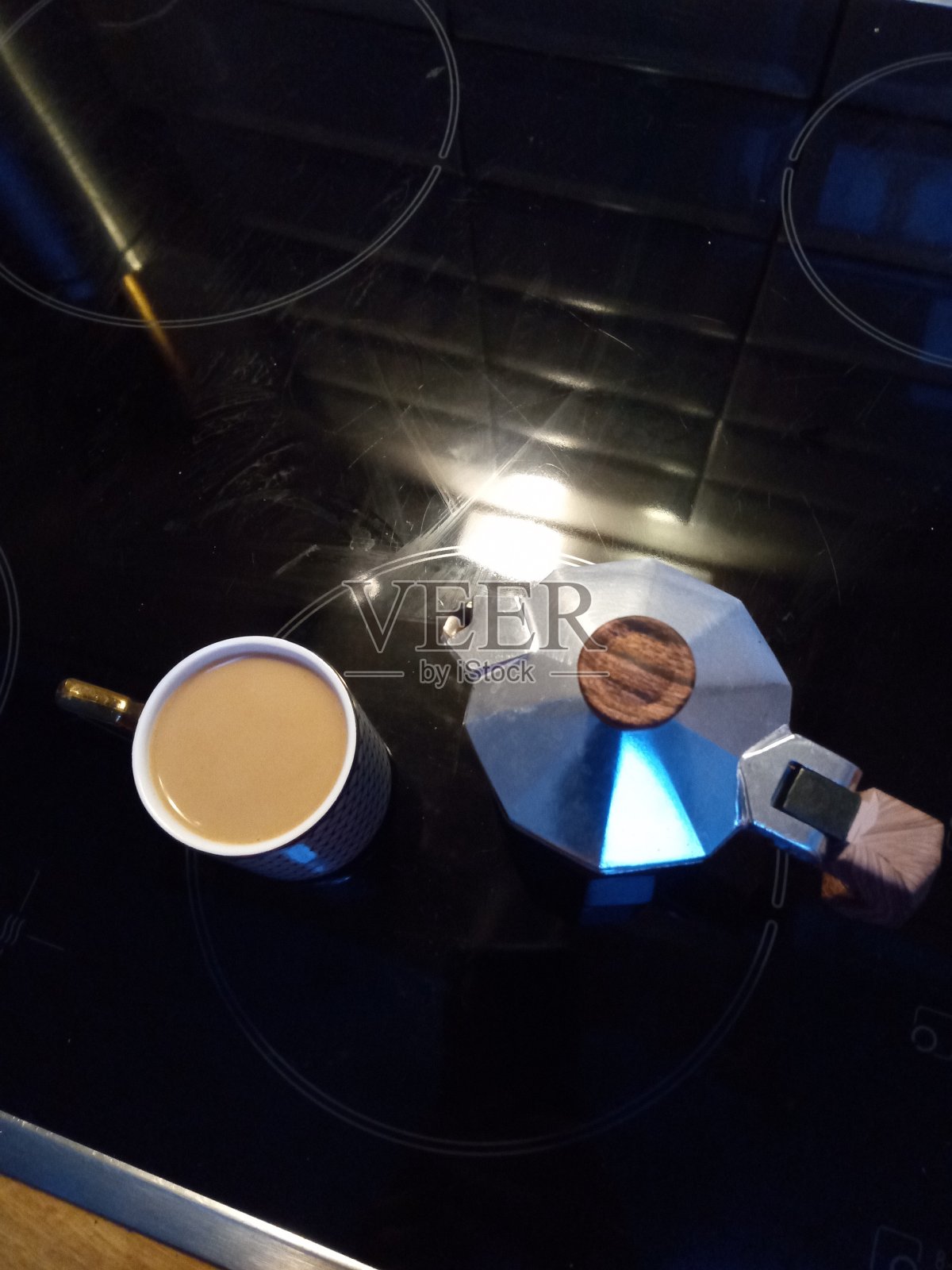 咖啡杯和咖啡机照片摄影图片