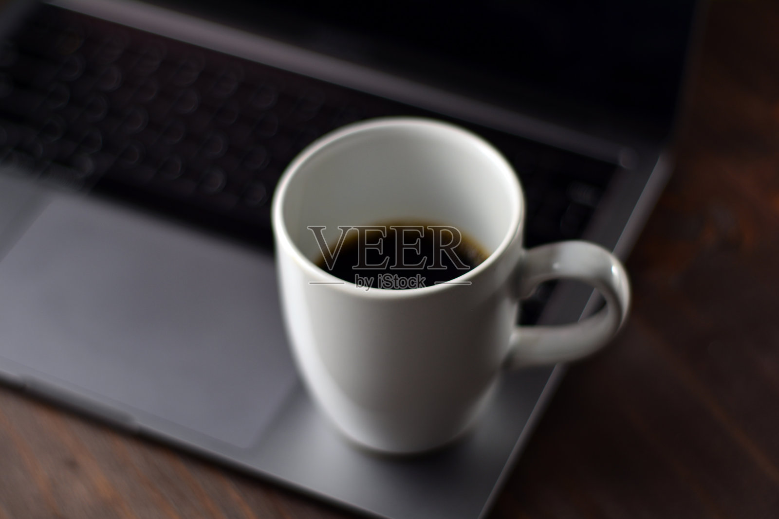 木桌上放着一杯咖啡和办公用品照片摄影图片