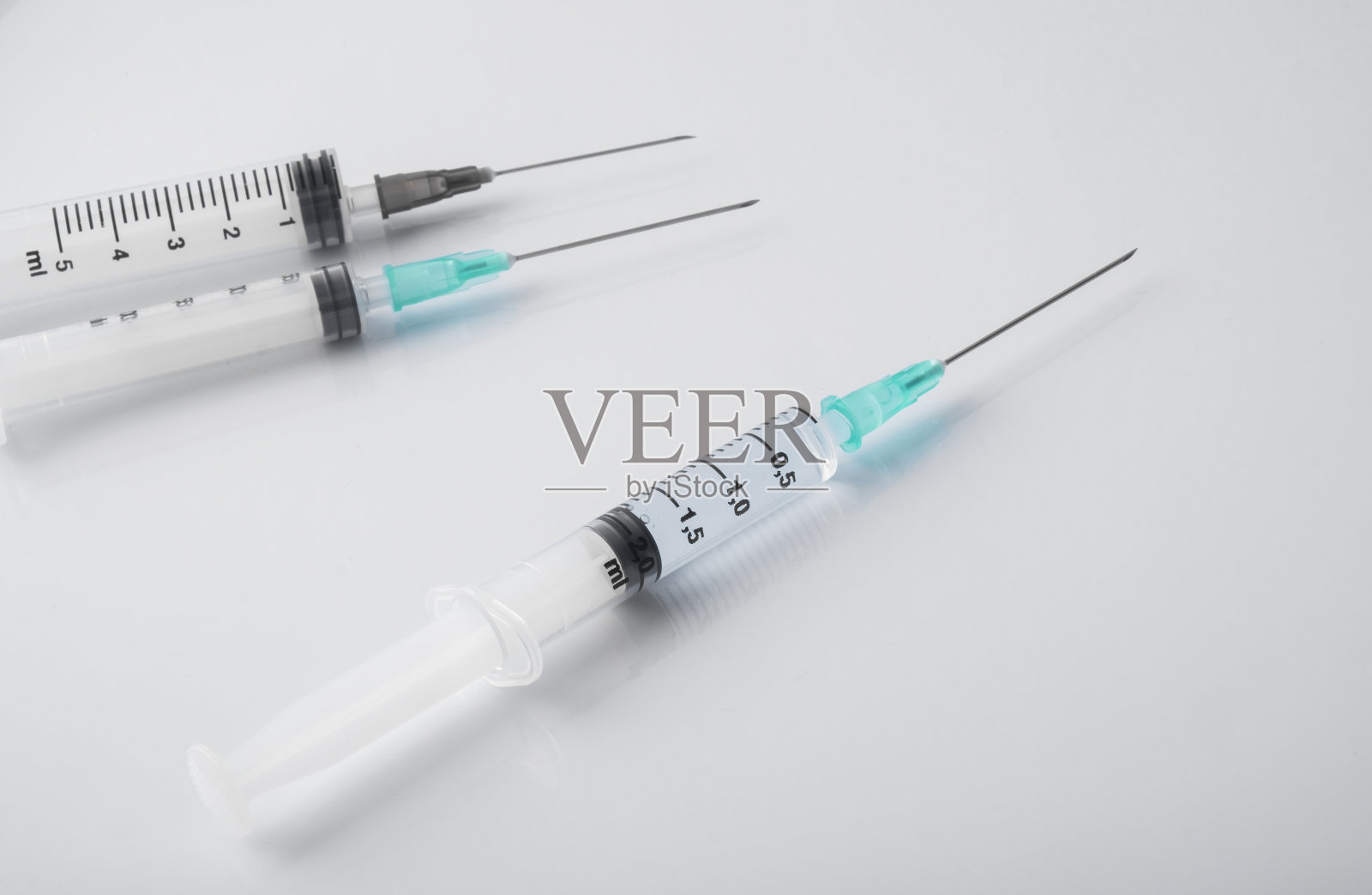 白色背景的一次性塑料注射器照片摄影图片