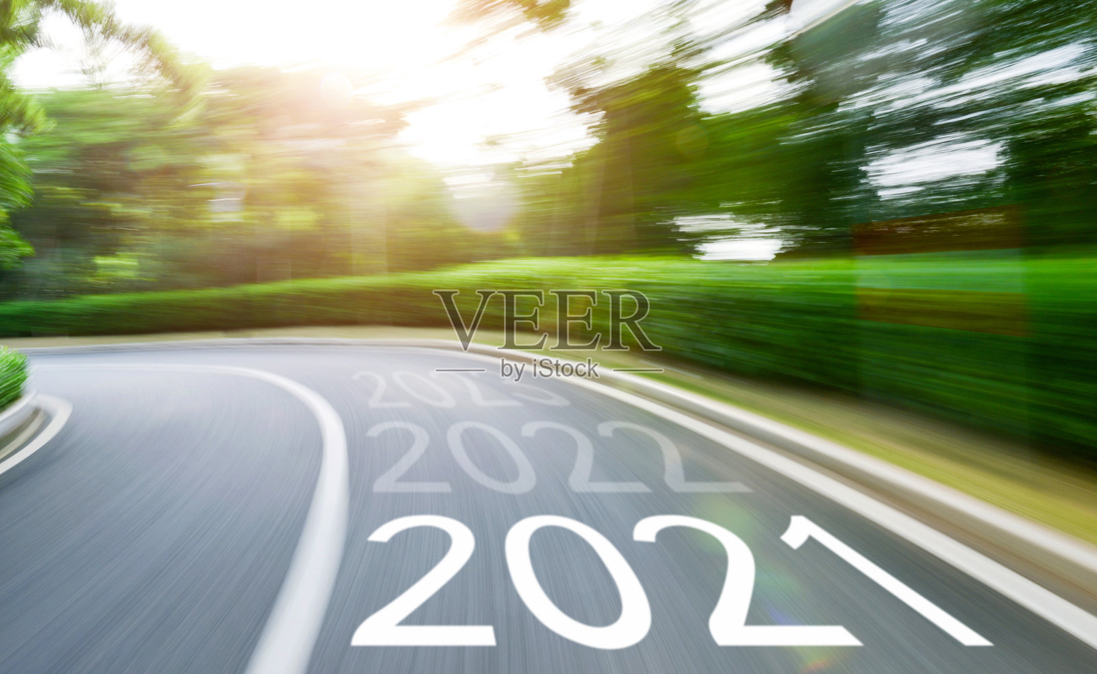 模糊道路与数字2021,2022,2023运动模糊照片摄影图片