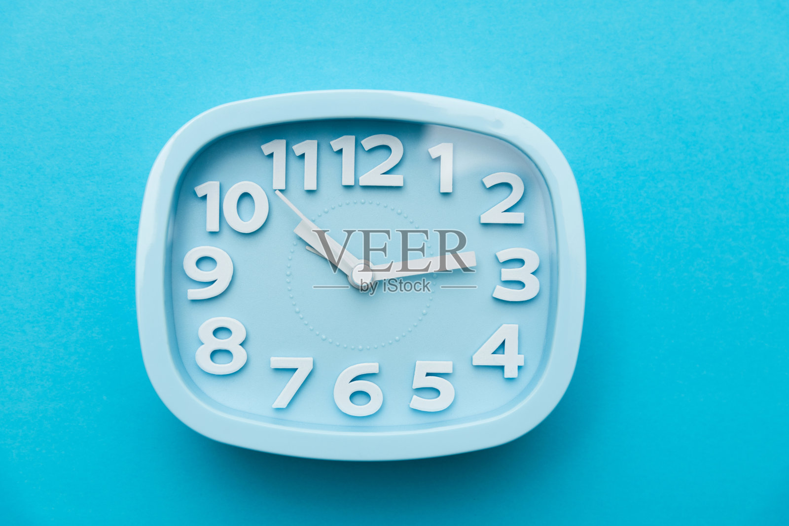 蓝色背景的现代闹钟照片摄影图片