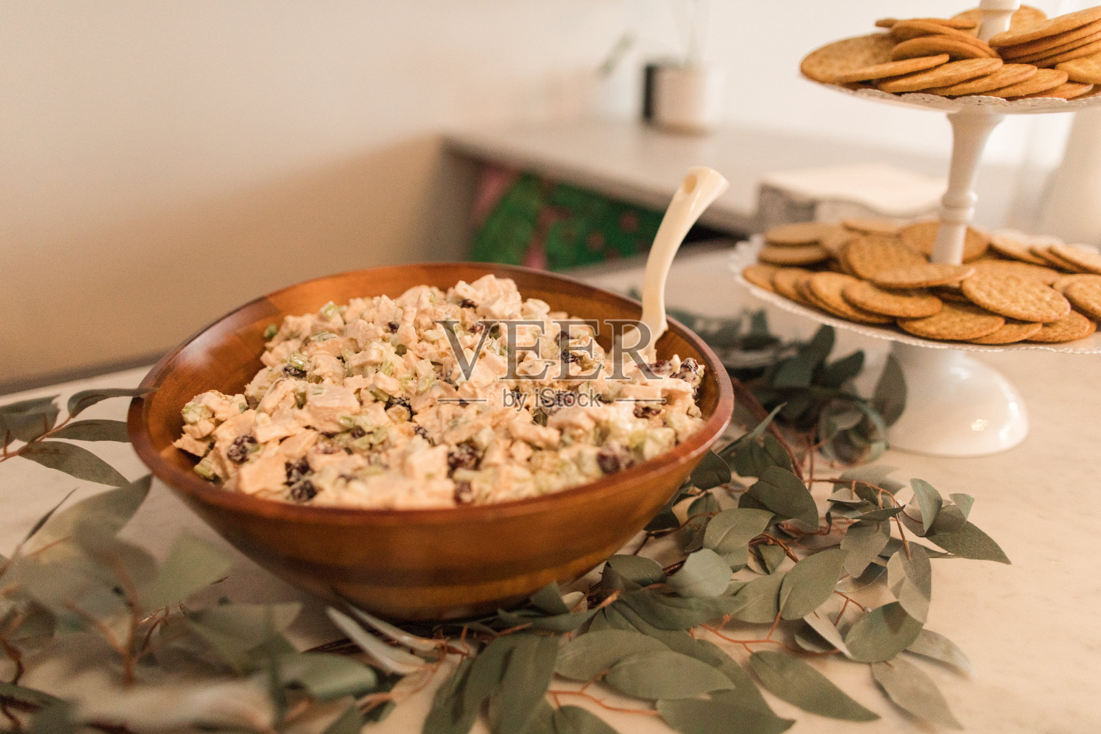 中世纪现代风格婚宴上的鸡尾酒时间食物照片摄影图片