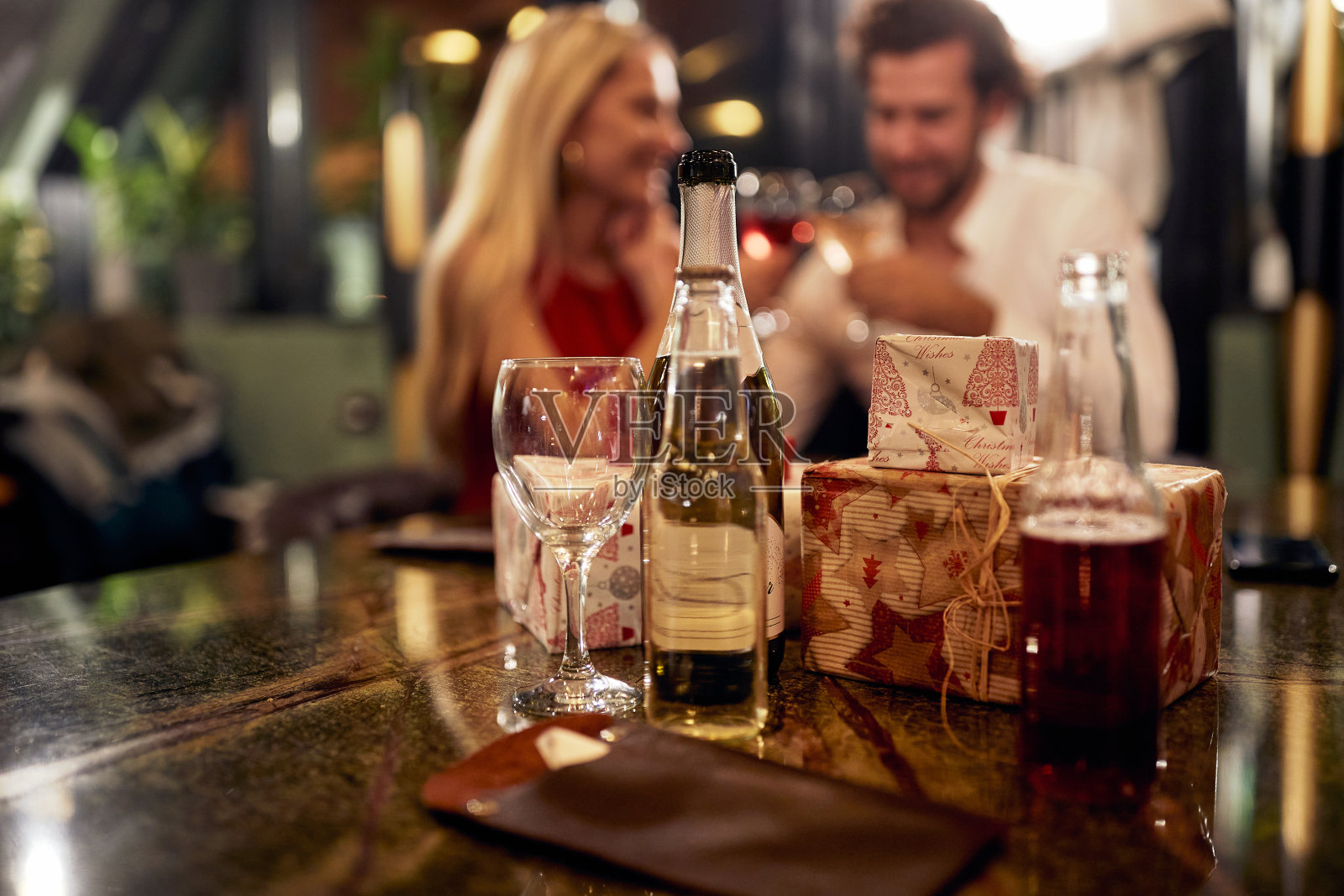 一对相爱的年轻夫妇在餐厅庆祝周年纪念日。一起，情人节，庆祝照片摄影图片