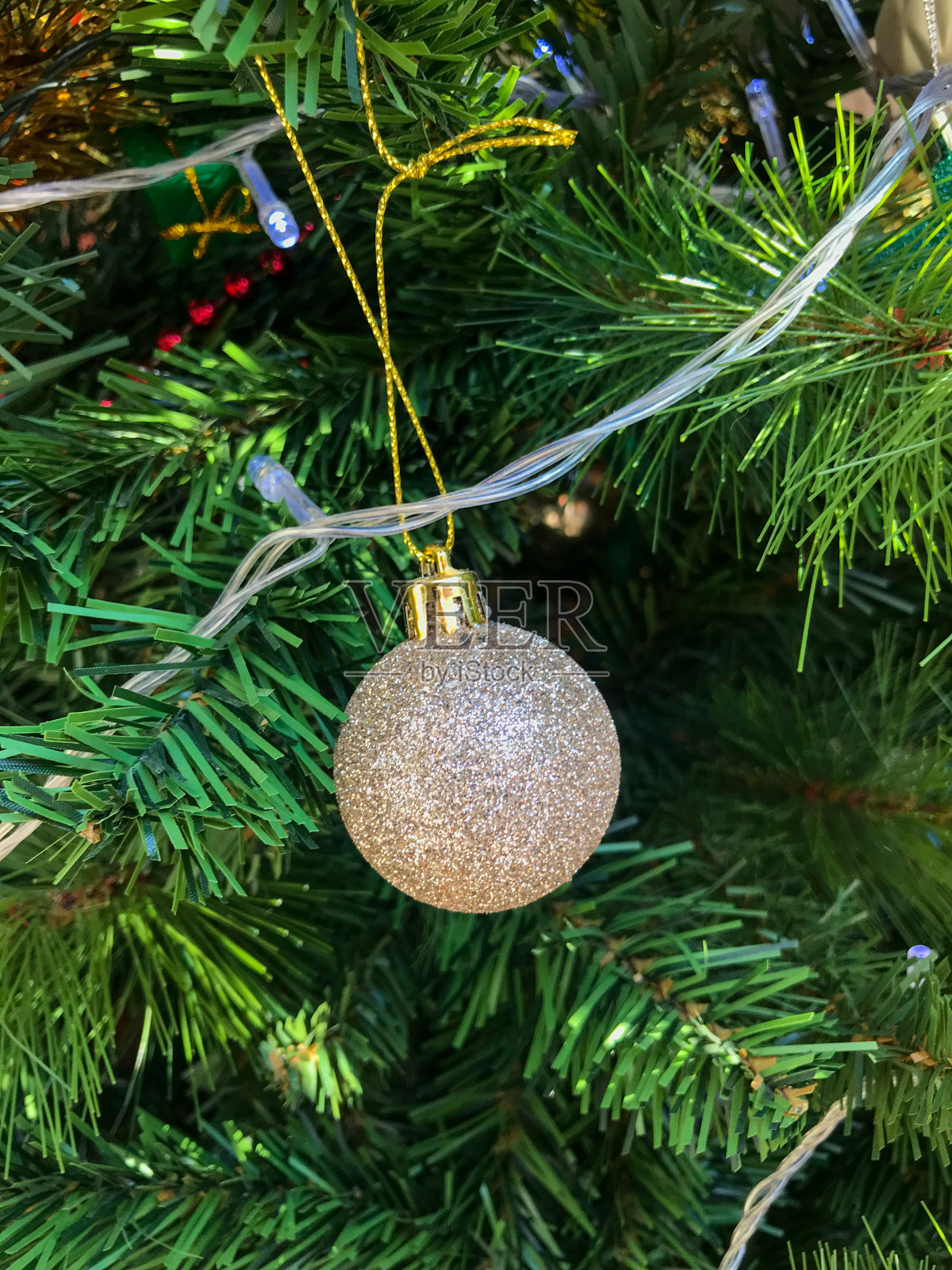 圣诞树和灰色的小玩意照片摄影图片