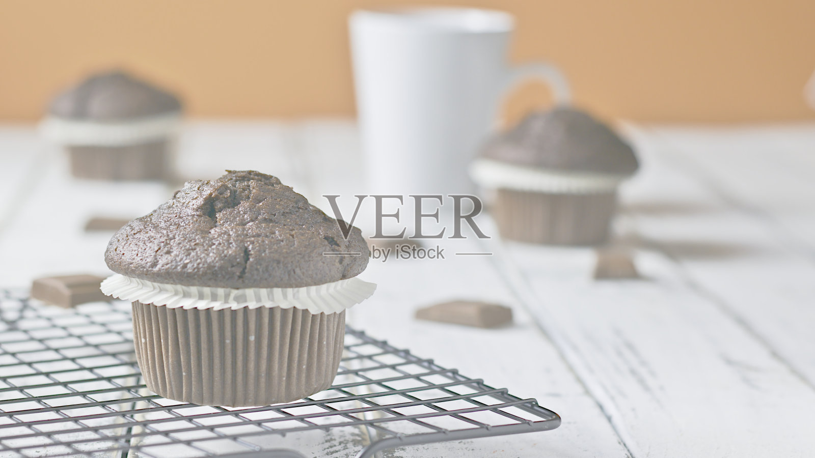 白色背景上的巧克力松饼照片摄影图片