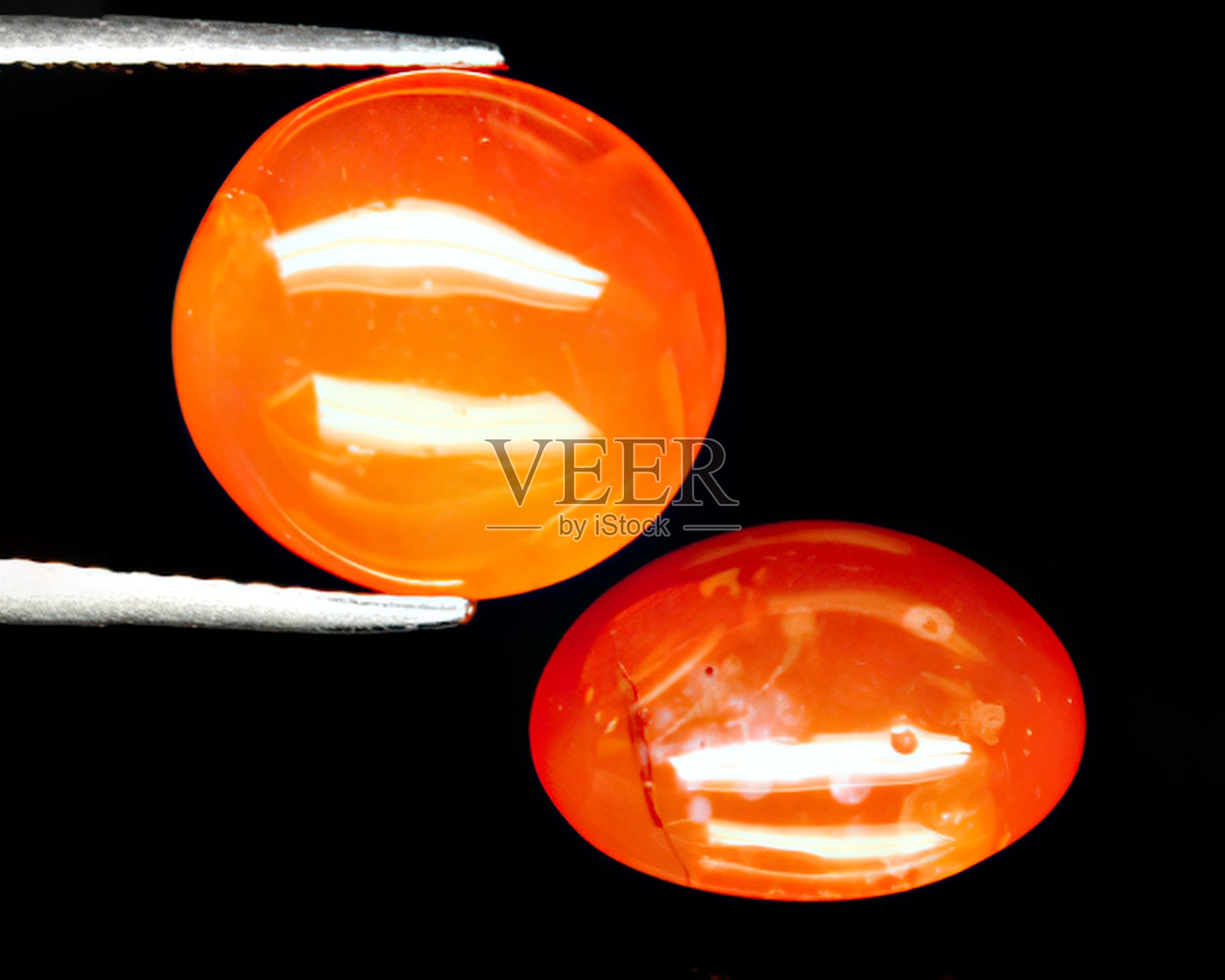 天然橙色玛瑙上的黑色背景照片摄影图片