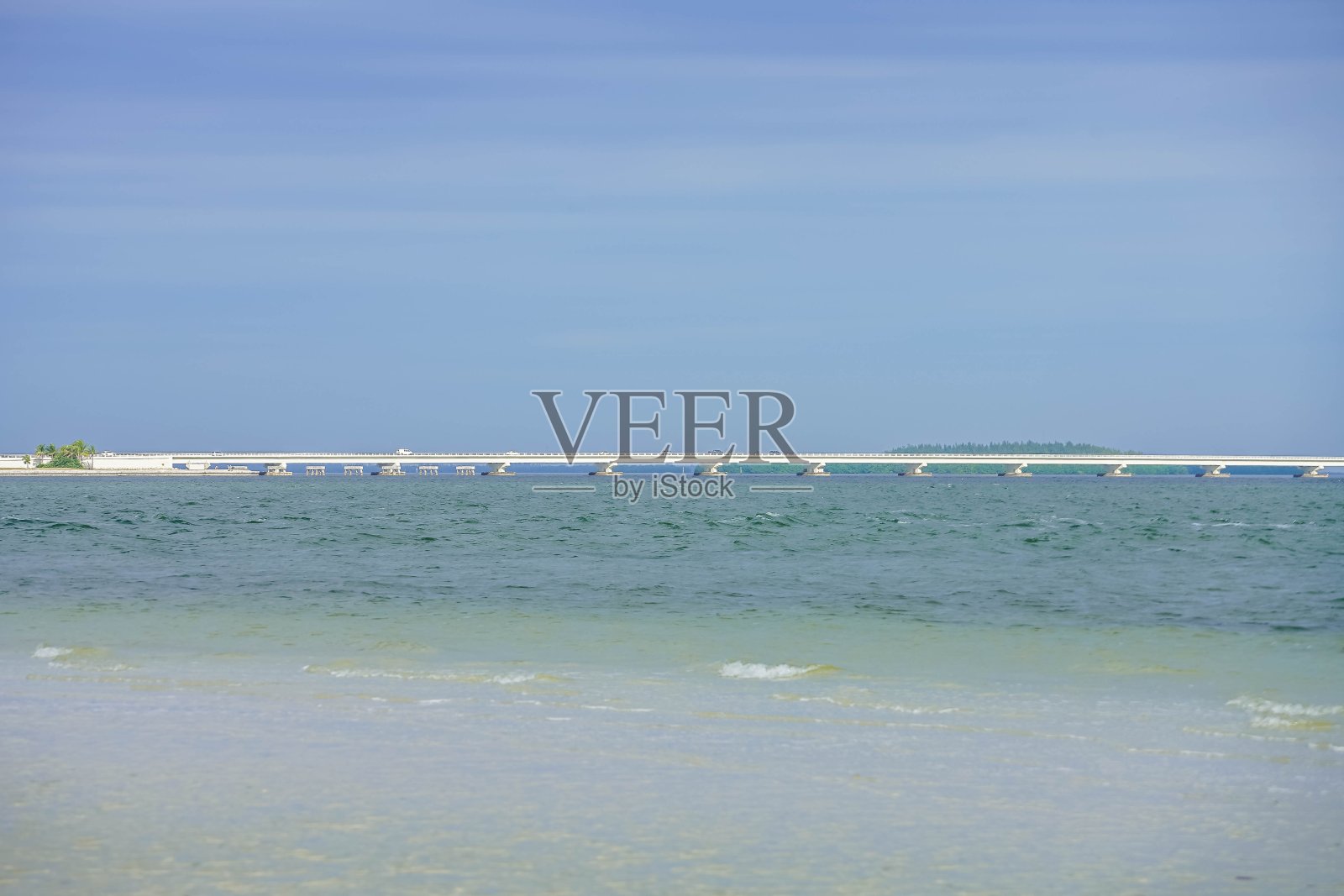 在一个阳光明媚的日子，从佛罗里达的萨尼贝尔海滩观看萨尼贝尔堤道照片摄影图片