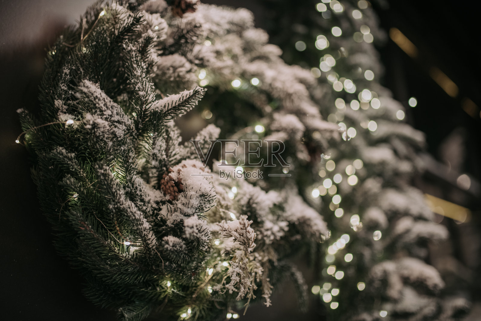 街道上白雪覆盖的舒适咖啡馆，在圣诞节和冬季假日装饰的咖啡馆的外观照片摄影图片