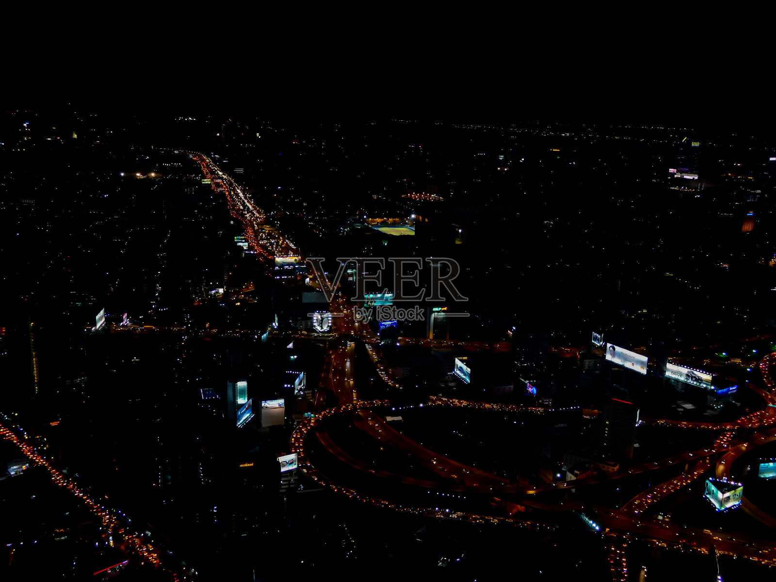 夜间的城市交通，以数码照片图片为背景照片摄影图片