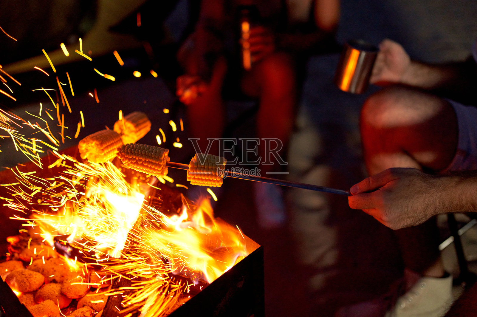 海滩上的一对情侣。照片摄影图片