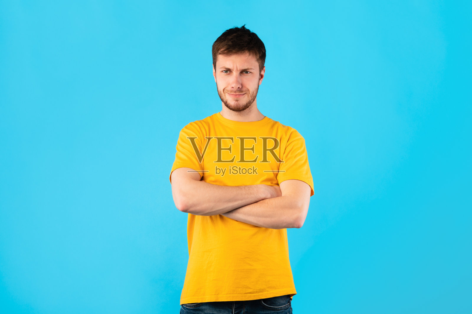 男人双臂交叉站立的肖像照片摄影图片