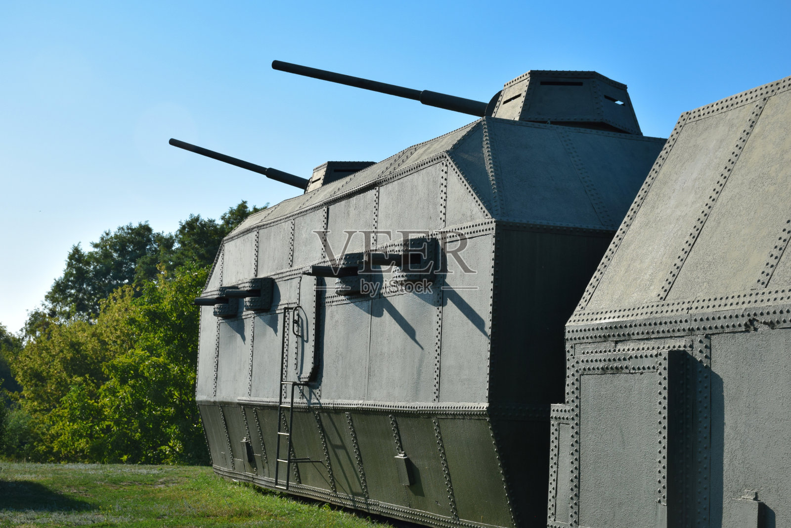 山上有一列装有几门大炮和机关枪的绿色装甲列车照片摄影图片