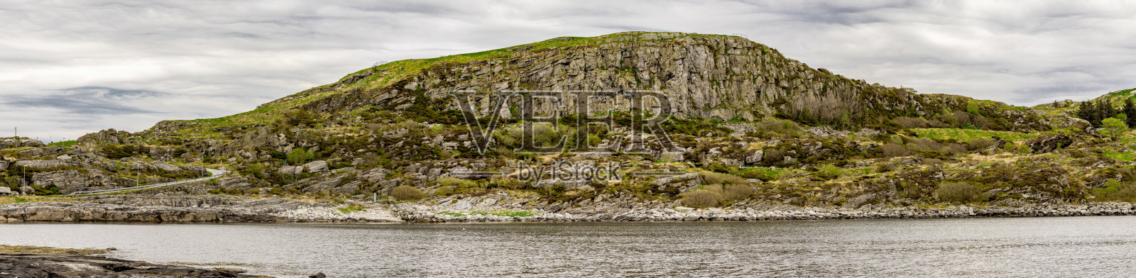 Fjoloy岛海岸线和最高峰的全景照片摄影图片