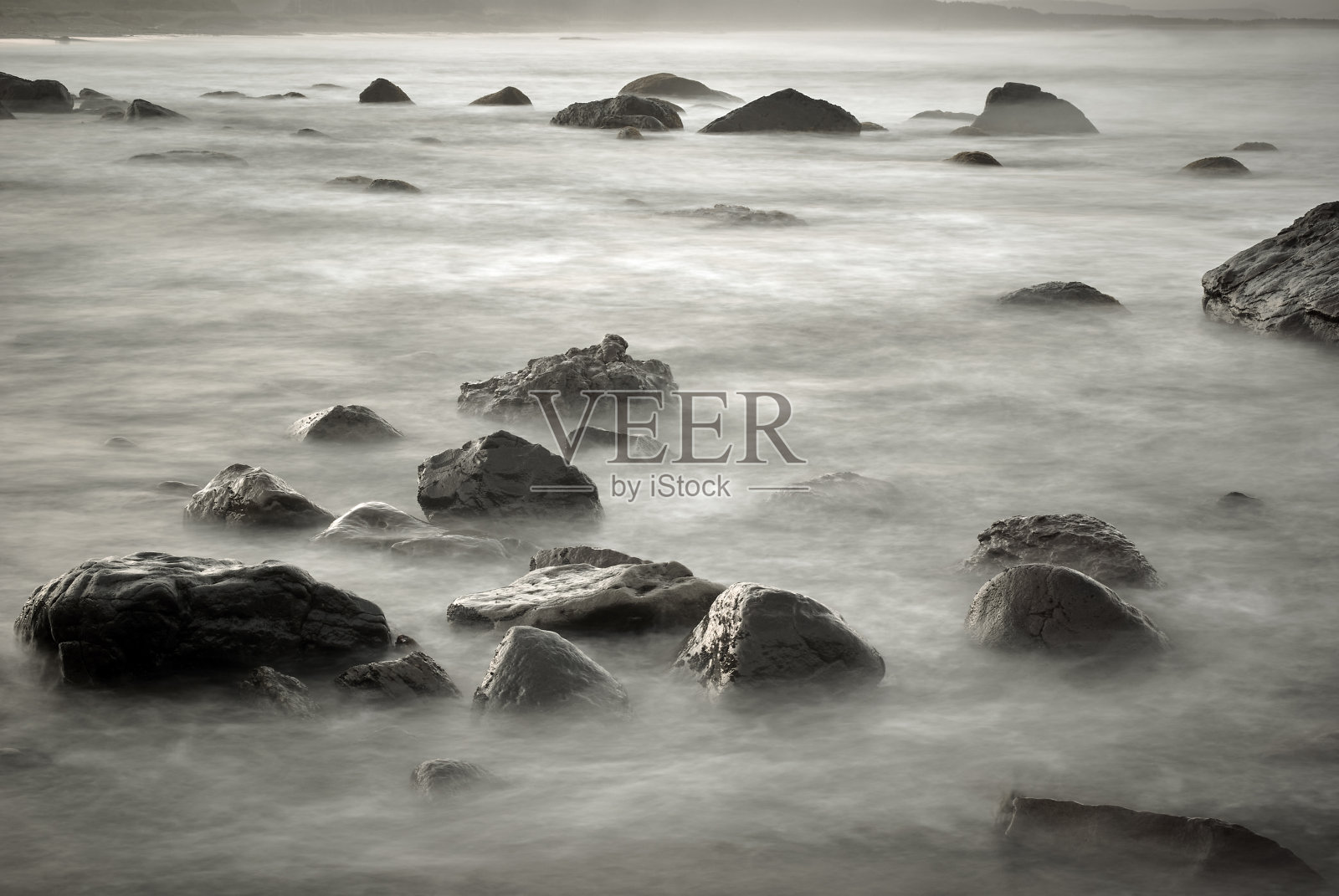 阴天的岩石海岸景观照片摄影图片