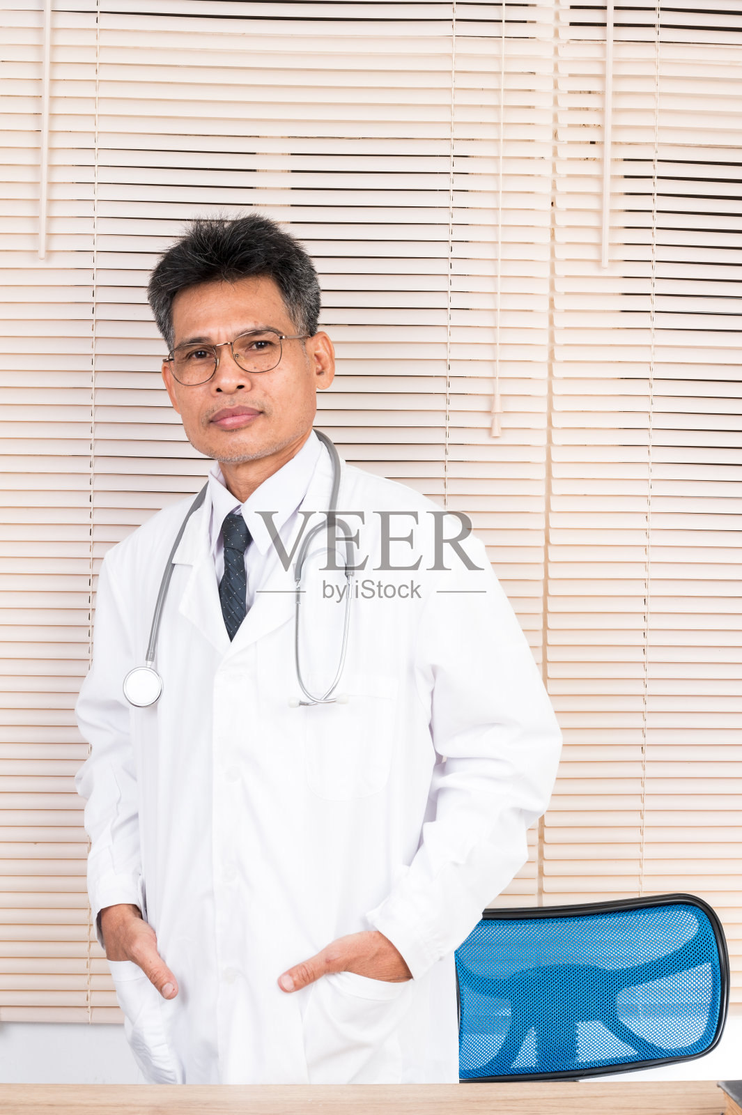 描述孤立背景的男性医生照片摄影图片