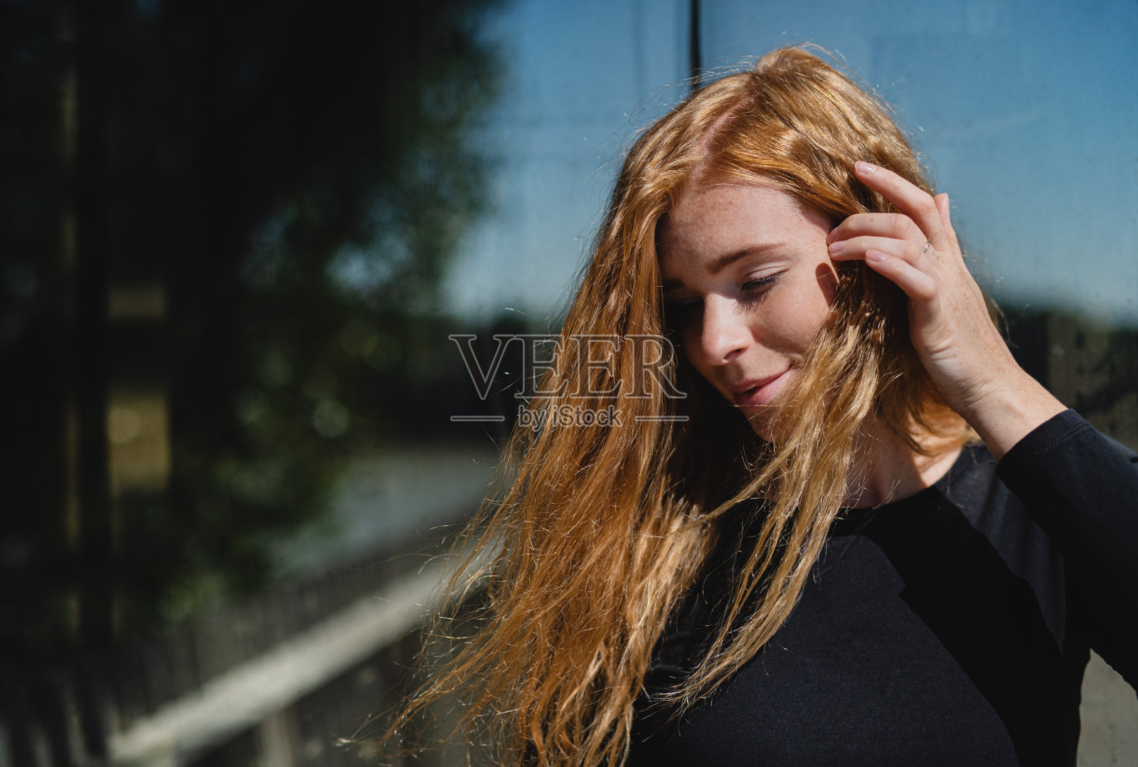 镇上一个红头发的年轻女子的肖像。副本的空间。照片摄影图片