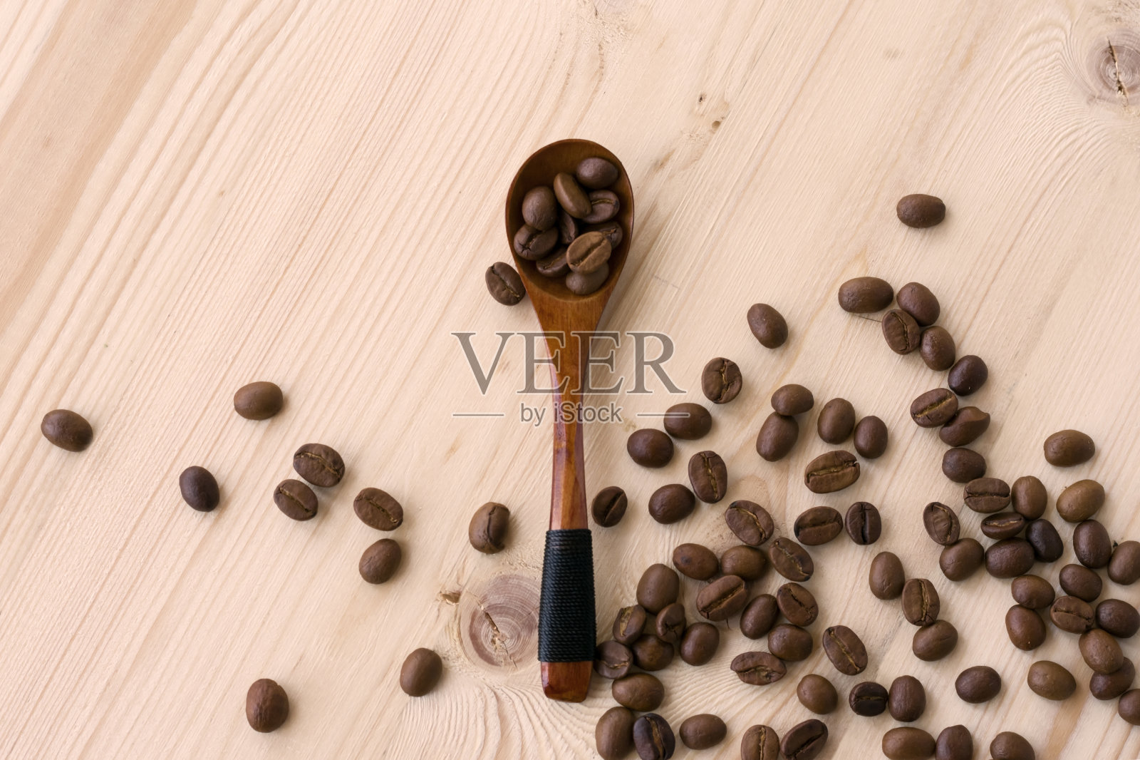 用木勺烤咖啡豆照片摄影图片