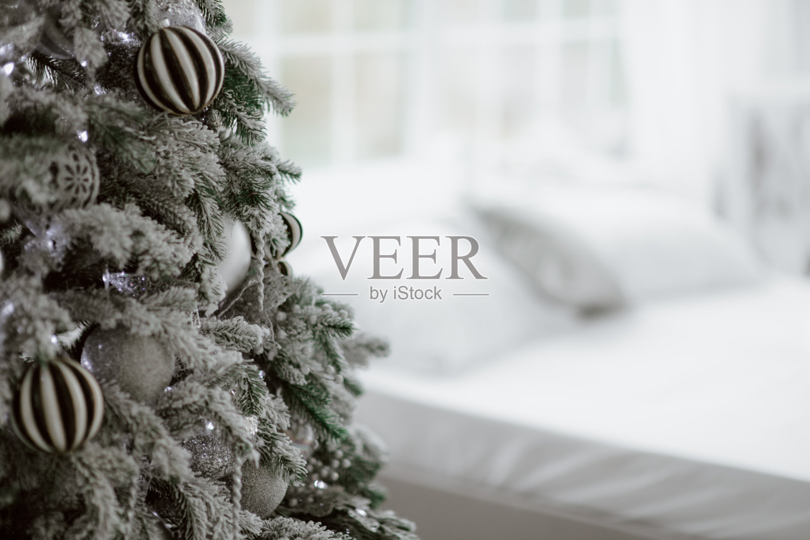 用球和玩具装饰的圣诞树照片摄影图片