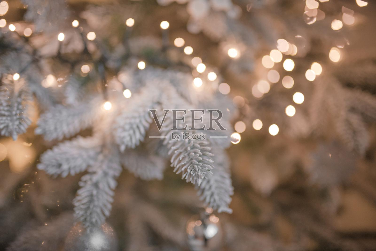 用球和玩具装饰的圣诞树照片摄影图片