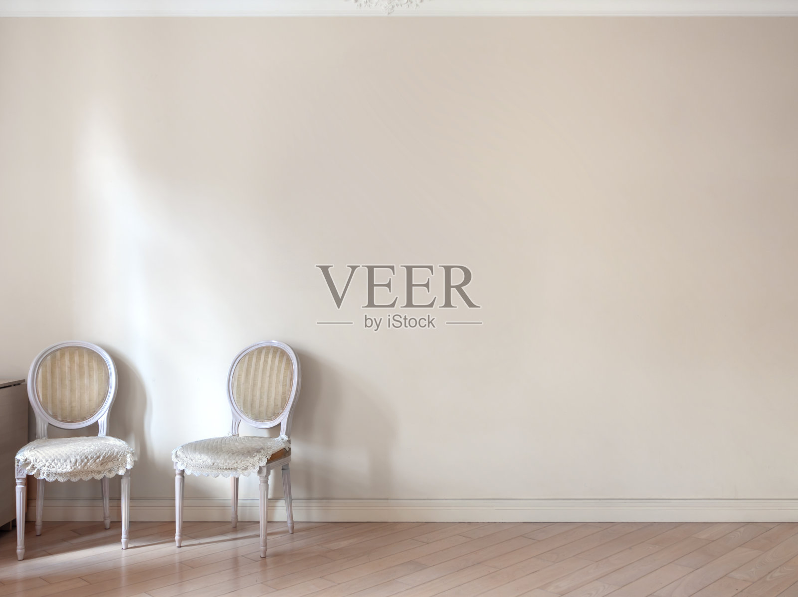 两张复古的椅子在黄色房间的角落的样板墙复制空间的背景照片摄影图片