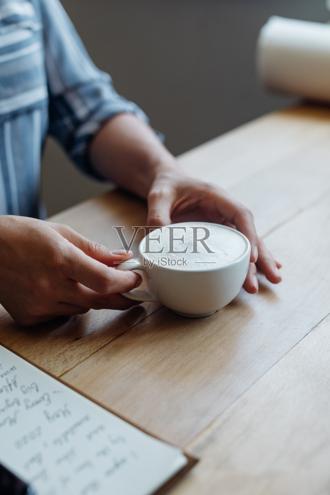 一个匿名女商人拿着一杯咖啡在家里工作的特写照片照片摄影图片