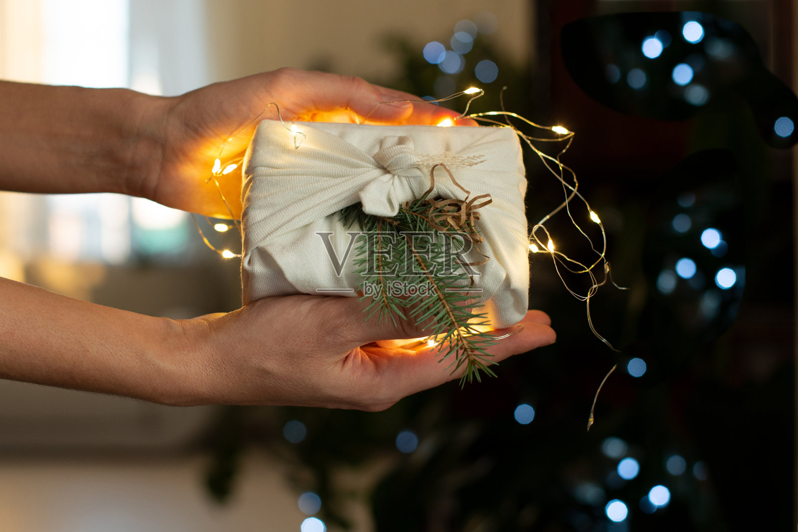 圣诞节的毒药。包装采用环保材料，糠木织物。散景,有选择性的重点照片摄影图片