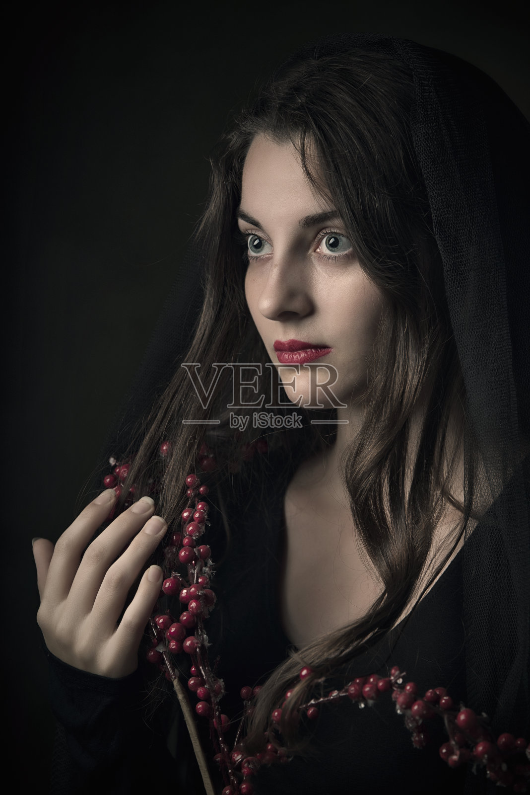 女孩用树枝照片摄影图片