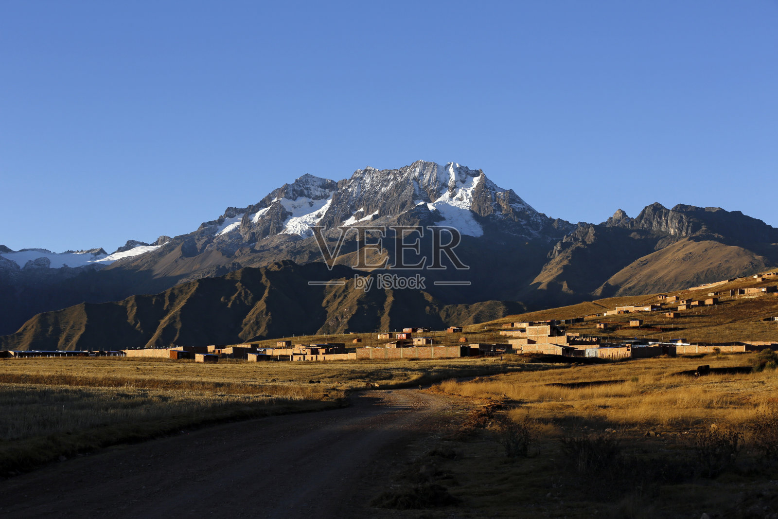 奇孔山和高地村照片摄影图片