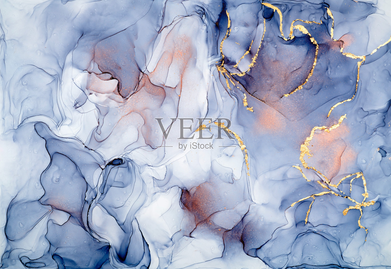 自然奢华抽象流体艺术以酒精水墨技法作画。温柔而梦幻的墙纸。混合颜色创造透明波浪和金色漩涡。用于海报、其他印刷材料插画图片素材