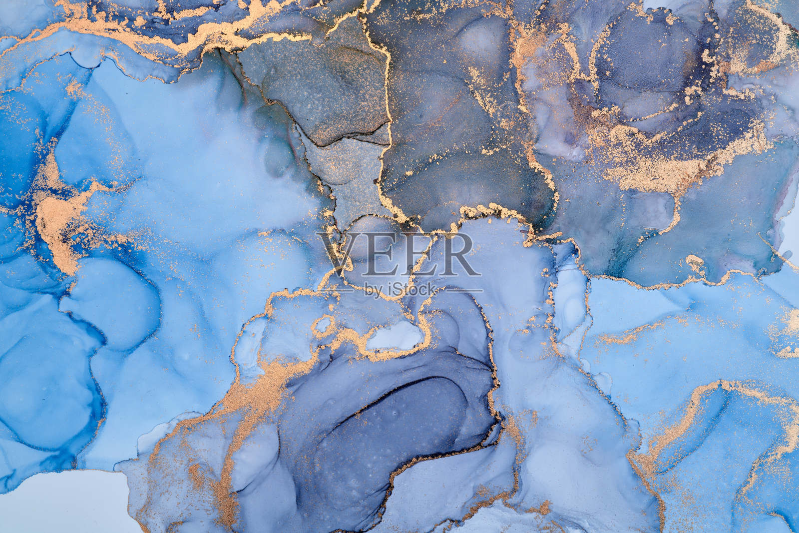 自然奢华抽象流体艺术以酒精水墨技法作画。温柔而梦幻的墙纸。混合颜色创造透明波浪和金色漩涡。用于海报、其他印刷材料插画图片素材