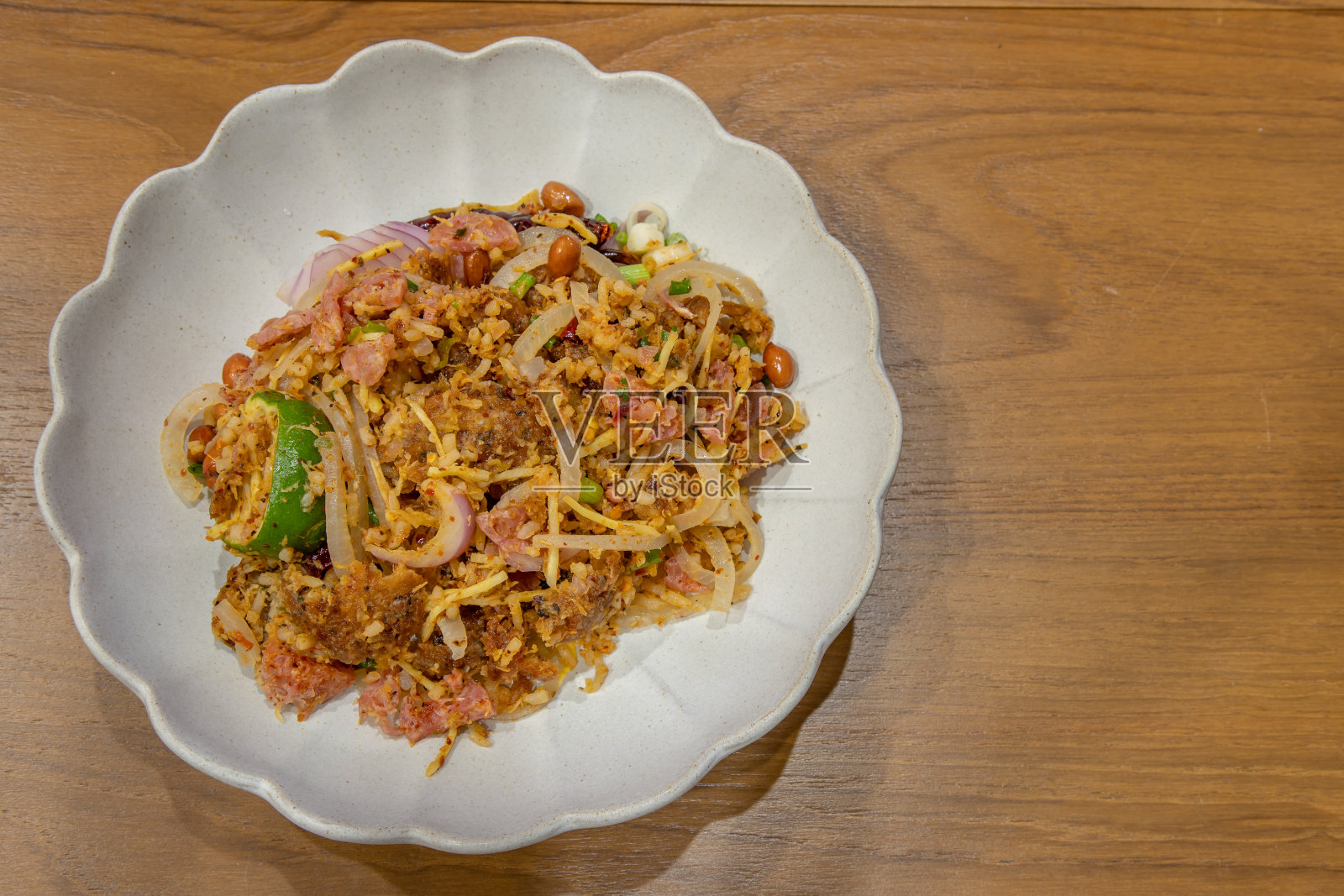 腌猪肉和脆饭沙拉或山药Naem Khao Tod食谱。照片摄影图片