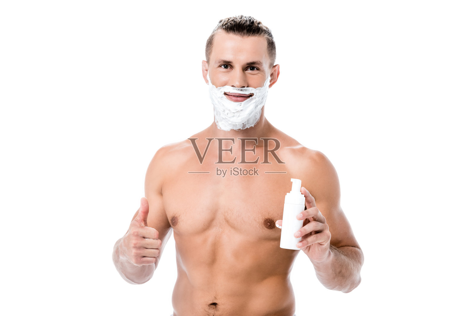 微笑性感的赤膊男子持有剃须泡沫和显示拇指孤立在白色照片摄影图片