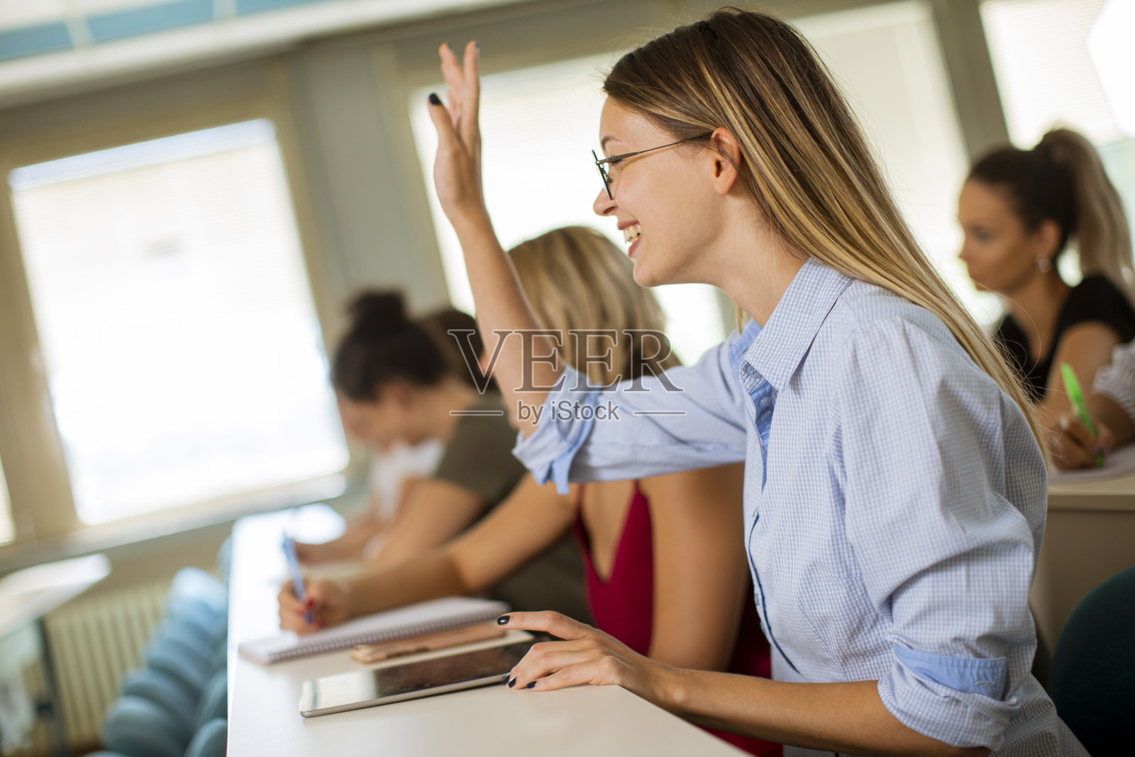 大学生在教室里照片摄影图片